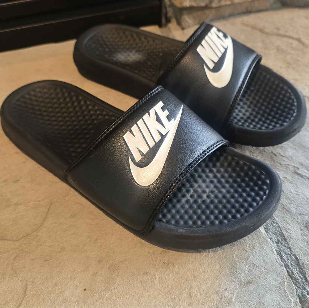 Nike Black and White Slide Sandals Sz 7